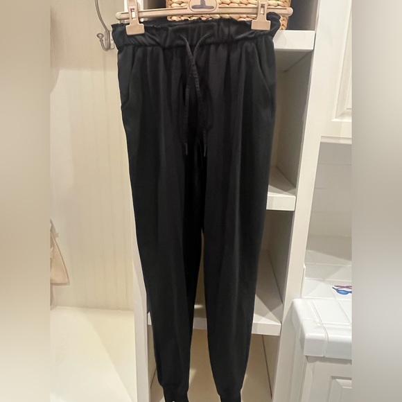 Pants - 🍋LULULEMON black jogger pants size 4‎